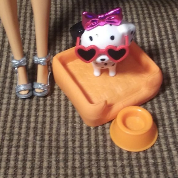 Barbie doll with purse, Dalmatian puppy, food bowl and pet bed - Picture 3 of 3